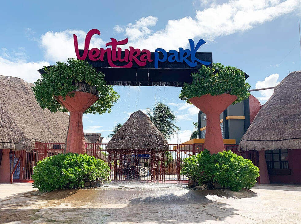 INTERACCION CON DELFINES Y VENTURA PARK (CANCÚN, MÉXICO)