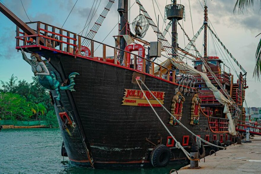 BARCO PIRATA JOLLY ROGER DELUXE (CANCÚN, MÉXICO)