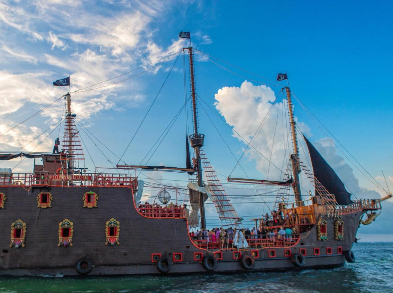 BARCO PIRATA JOLLY ROGER DELUXE (CANCÚN, MÉXICO)