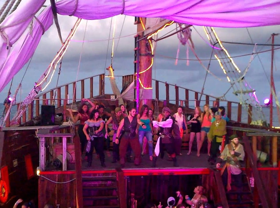 BARCO PIRATA JOLLY ROGER DELUXE (CANCÚN, MÉXICO)
